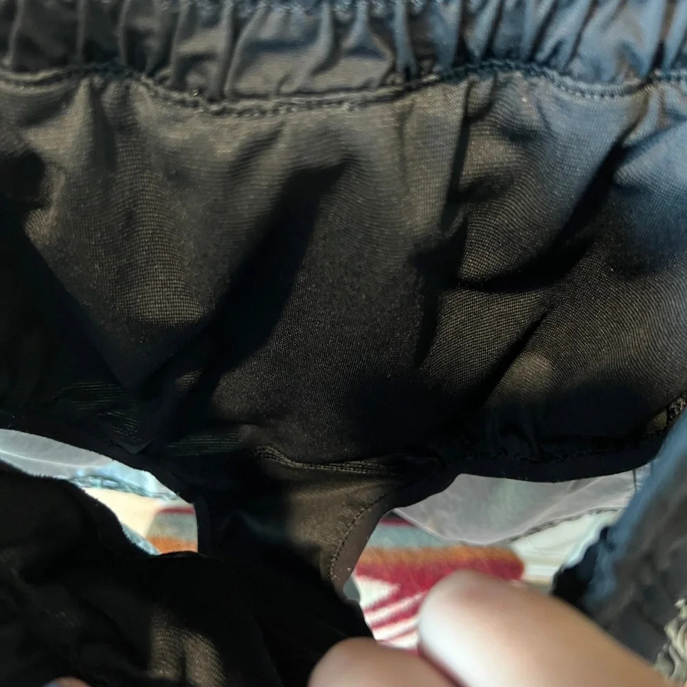 Lululemon women’s Tracker IV short size 6 - Picture 7 of 11